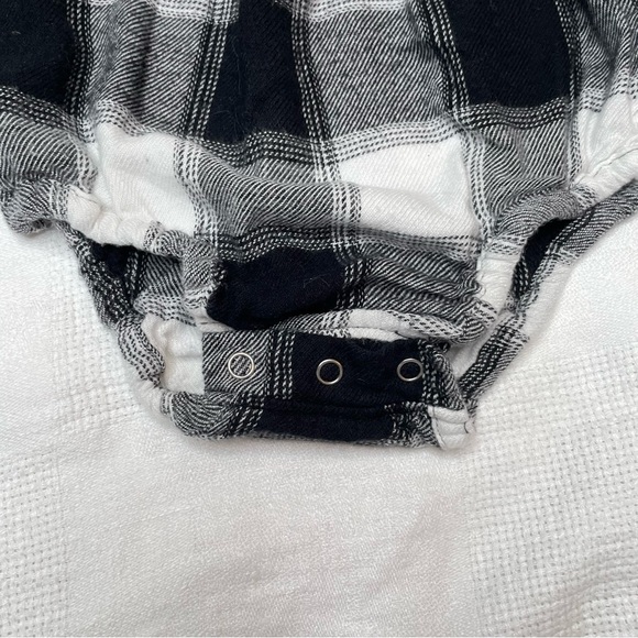 Old Navy long-Sleeve ruffle-Trim buffalo plaid one-Piece romper 6-12 M - Picture 7 of 10